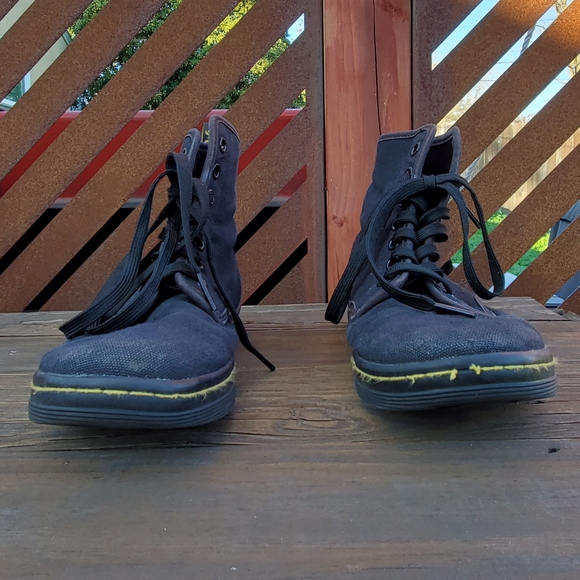 Dr. Martens Shoreditch Ladies Size 6 US.   7 hole canvas hi-tops. Black. GPWC. - Picture 5 of 14